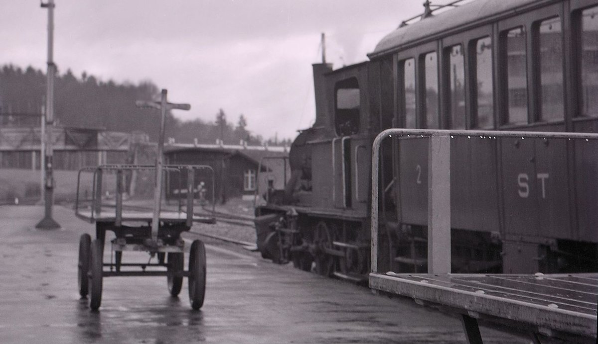 Sursee Triengen Bahn (Regelbetrieb): Ein Regelzug an einem eiskalten Regentag in Sursee. 21.März 1965.