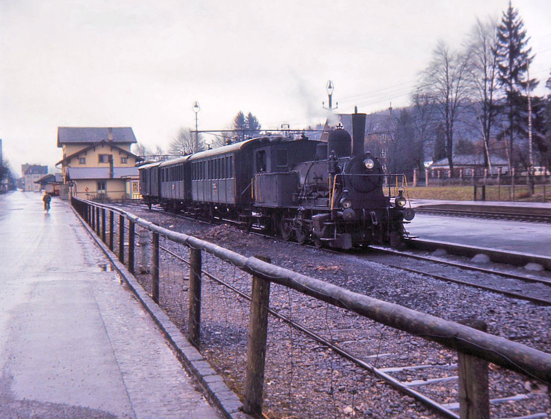 Sursee Triengen Bahn (Regelbetrieb): Zug im Bahnhof Sursee. 21.März 1965.