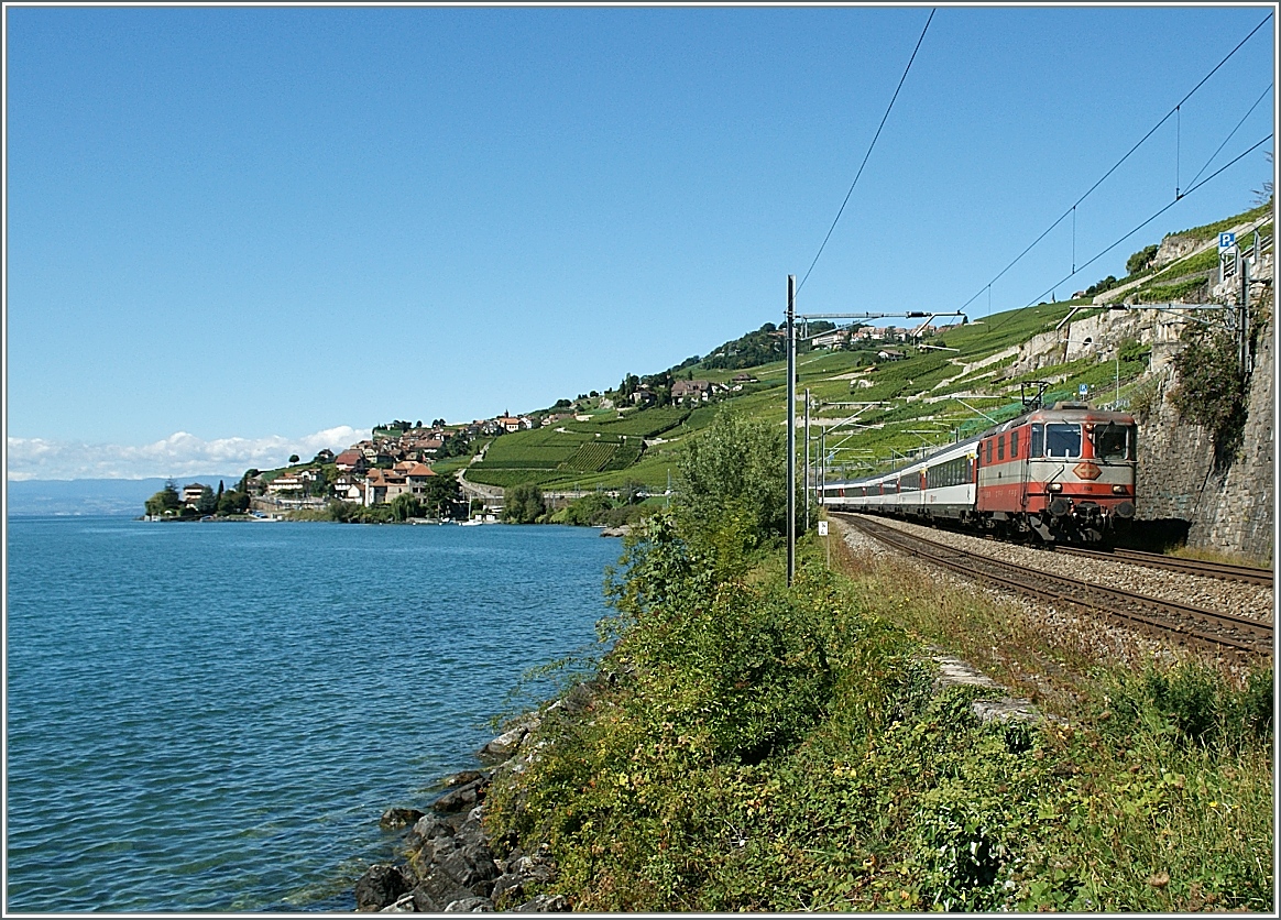 Swiss Express Re 4/4 II mit ihrem IR bei St-Saphorin.
9. Sept. 2013