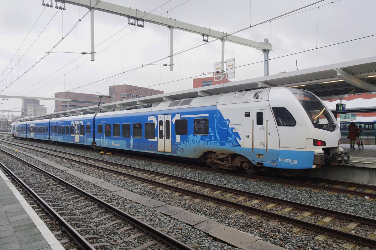 Syntus Keolis 7403 verlässt am feuchtem 3. Februari 2022 Zwolle.