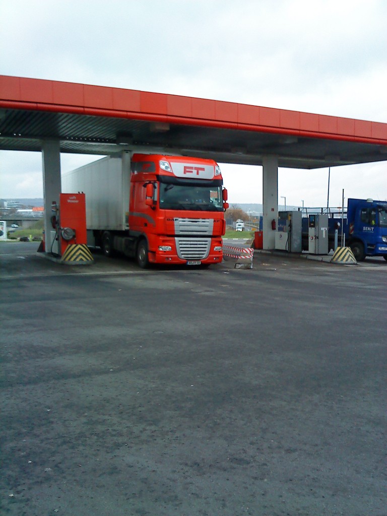 SZM DAF FT XF mit Khlkofferauflieger beim Tanken auf dem Autohof in Grnstadt am 05.12.2013