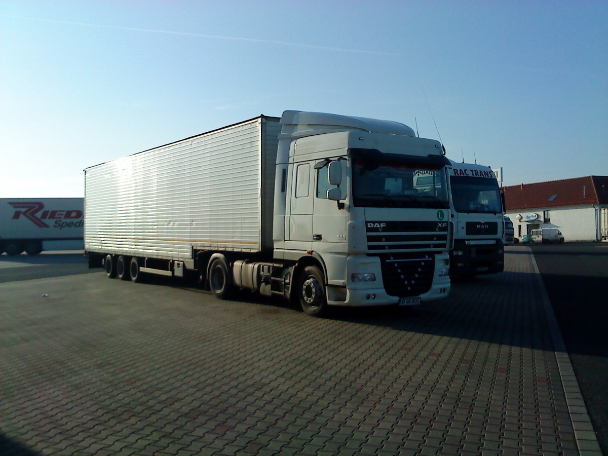 SZM DAF XF mit Kofferauflieger auf dem Autohof in Grnstadt am 11.12.2013