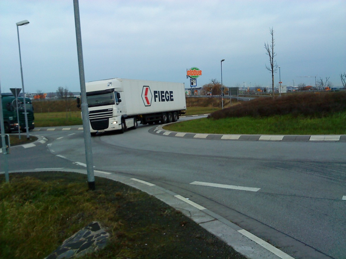 SZM DAF XF mit Kofferauflieger der Spedition Fiege auf dem Weg zum Aufhof in Grnstadt gesehen am 18.02.2014