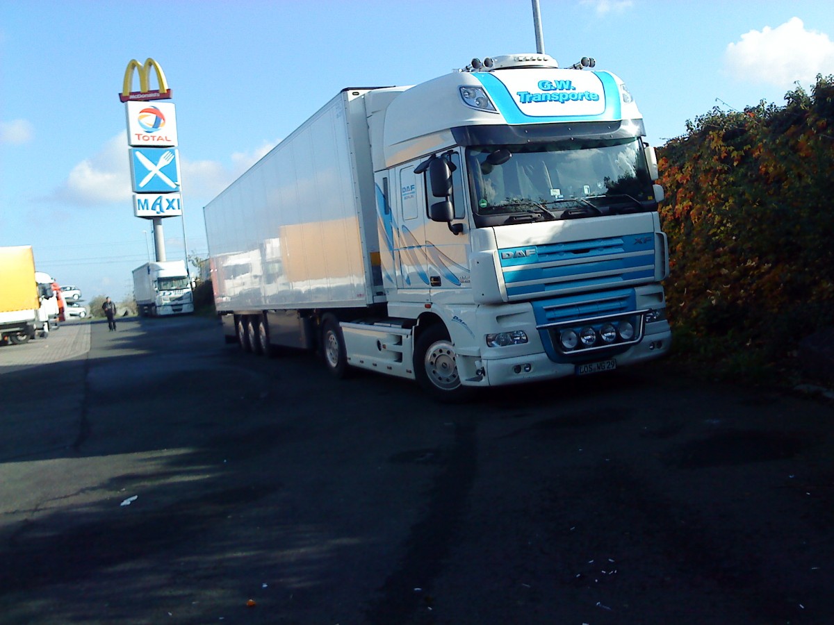 SZM DAF XF mit Khlkofferauflieger der Spedition G.W. Transporte auf dem Autohof in Grnstadt am 11.11.2013