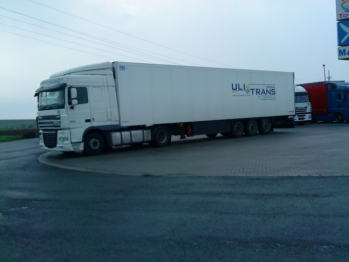 SZM DAF XF mit Khlkofferauflieger der Spedition Uli-Trans auf dem Autohof in Grnstadt am 21.11.2013