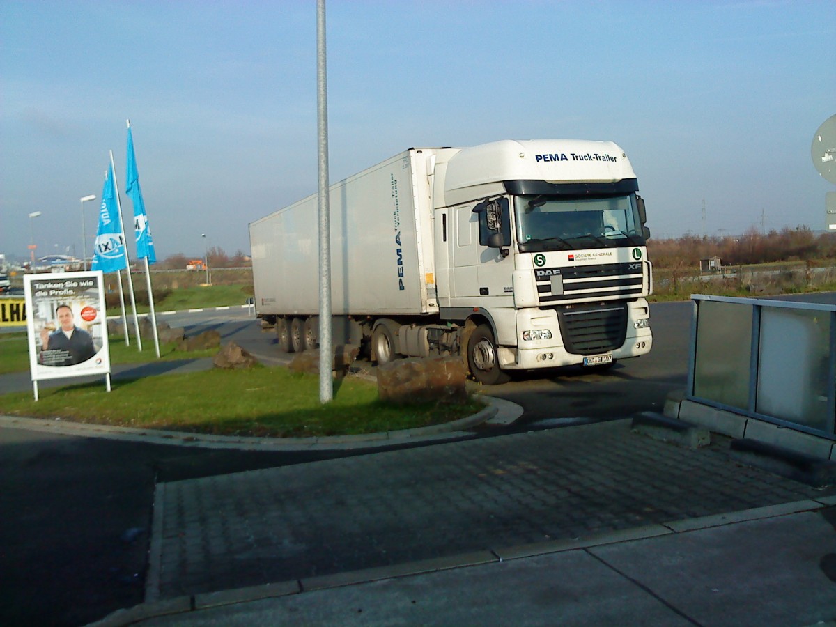 SZM DAF XF mit Khlkofferauflieger - PEMA Vermietung - auf dem Autohof in Grnstadt am 03.12.2013