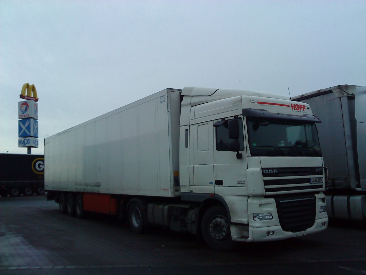 SZM DAF XF mit Khlkofferauflieger gesehen auf dem Autohof in Grnstadt am 13.02.2014