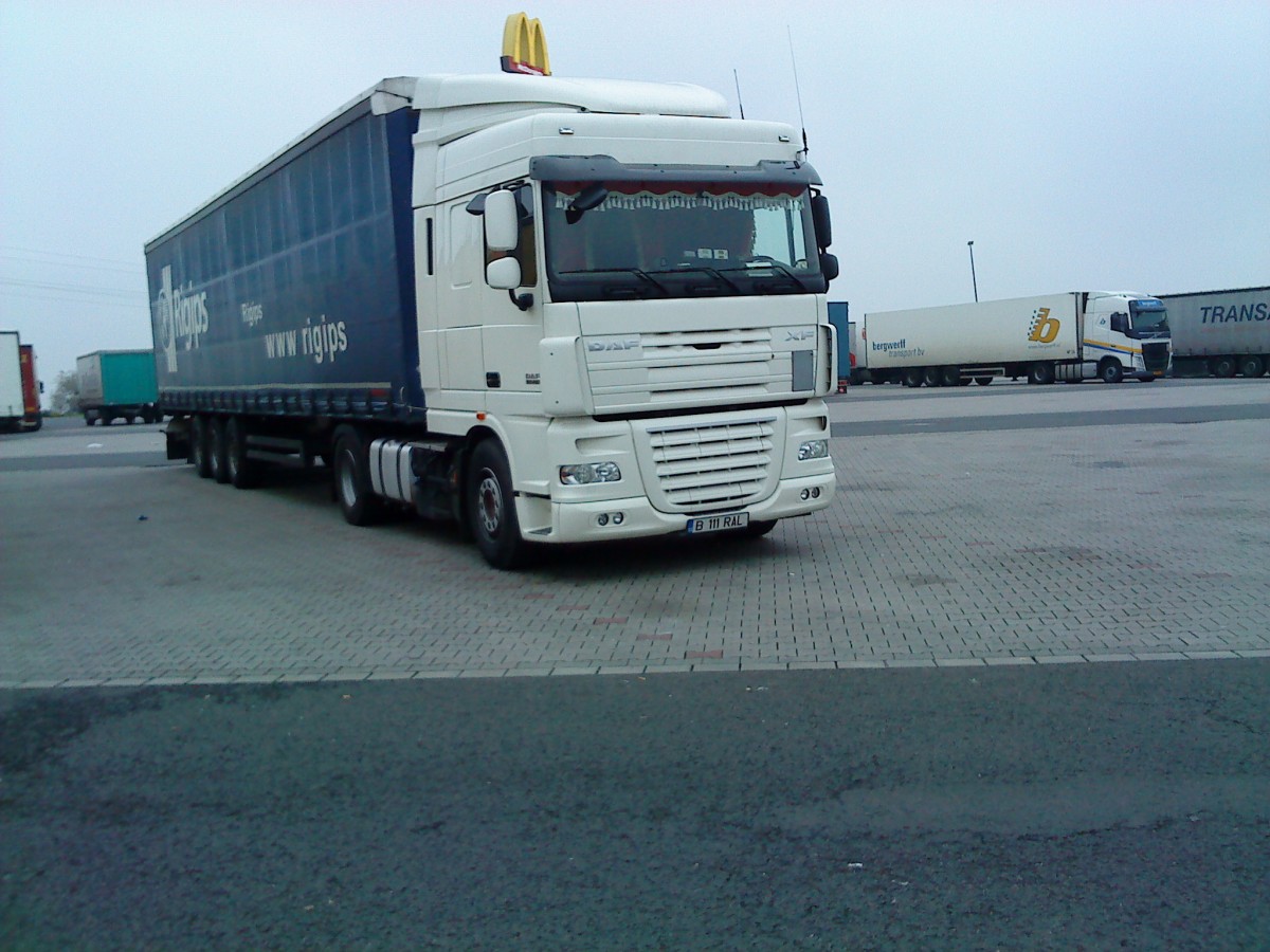 SZM DAF XF mit Pritsche-Planen-Auflieger auf dem Autohof in Grnstadt am 11.11.2013