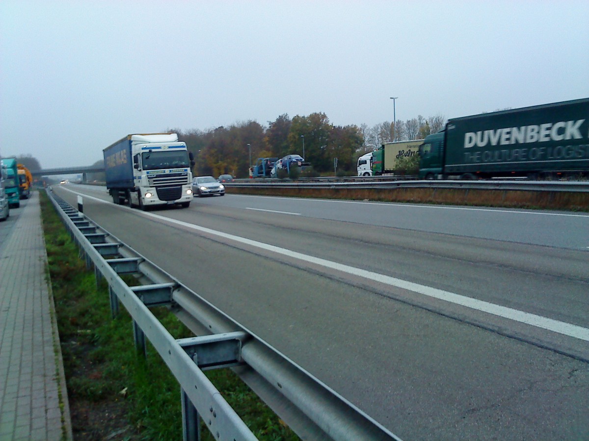 SZM DAF XF mit Pritsche-Planen-Auflieger unterwegs auf der A 61 bei Dannstadt am 19.11.2013