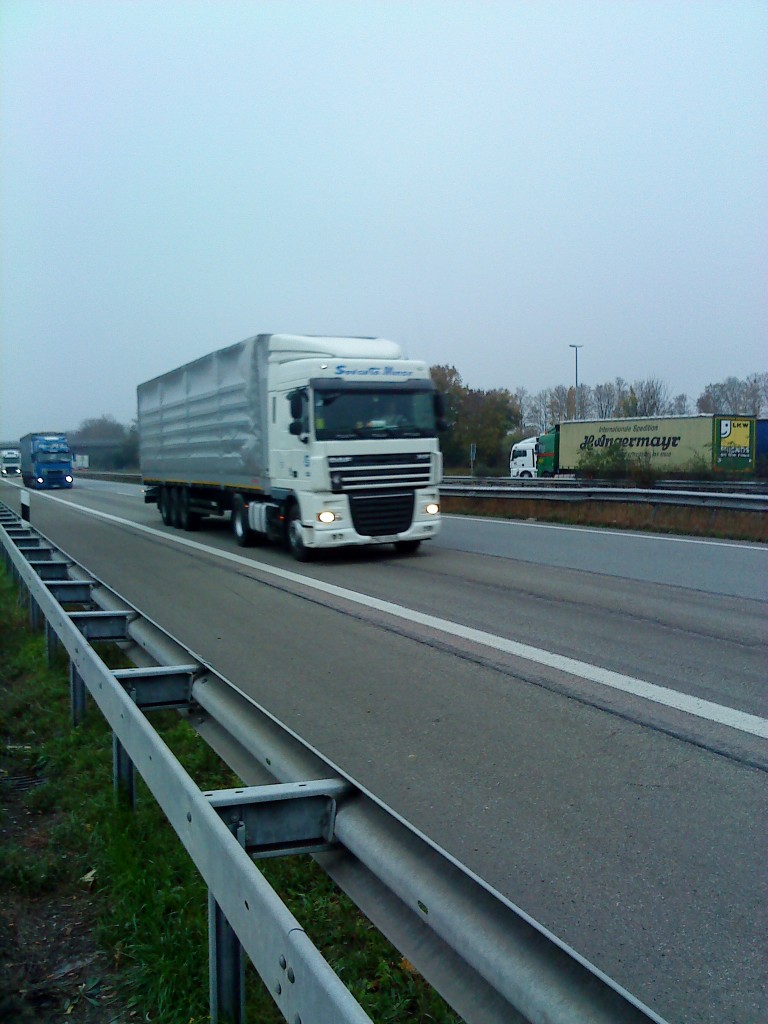 SZM DAF XF mit Pritsche-Planen-Auflieger auf der A 61 beim Rasthof Dannstadt am 19.11.2013