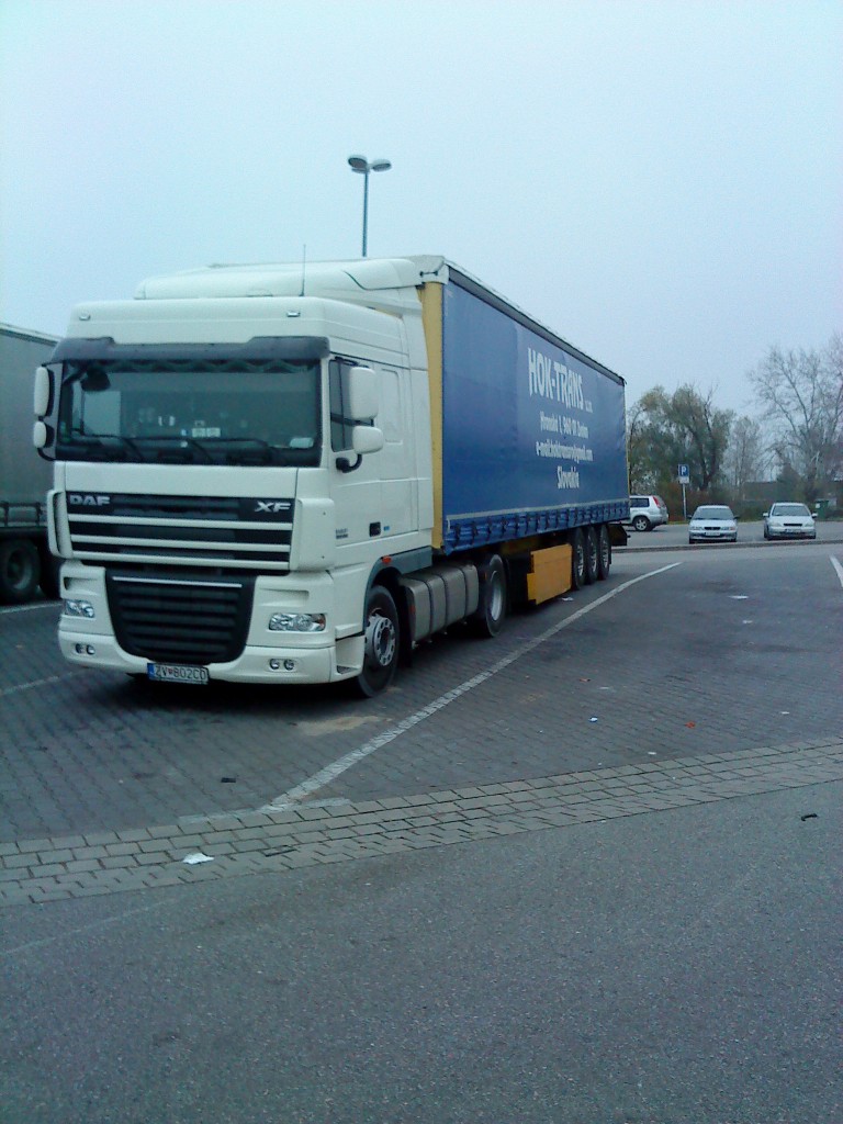 SZM DAF XF mit Pritsche-Planen-Auflieger der Spedition HOK Trans auf dem Rasthof Dannstadt an der A 61 am 19.11.2013