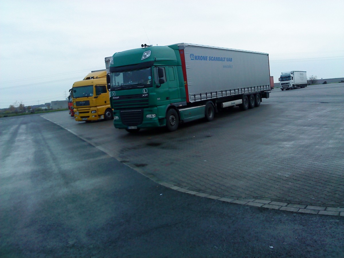 SZM DAF XF mit Pritsche-Planen-Auflieger auf dem Autohof in Grnstadt am 20.11.2013