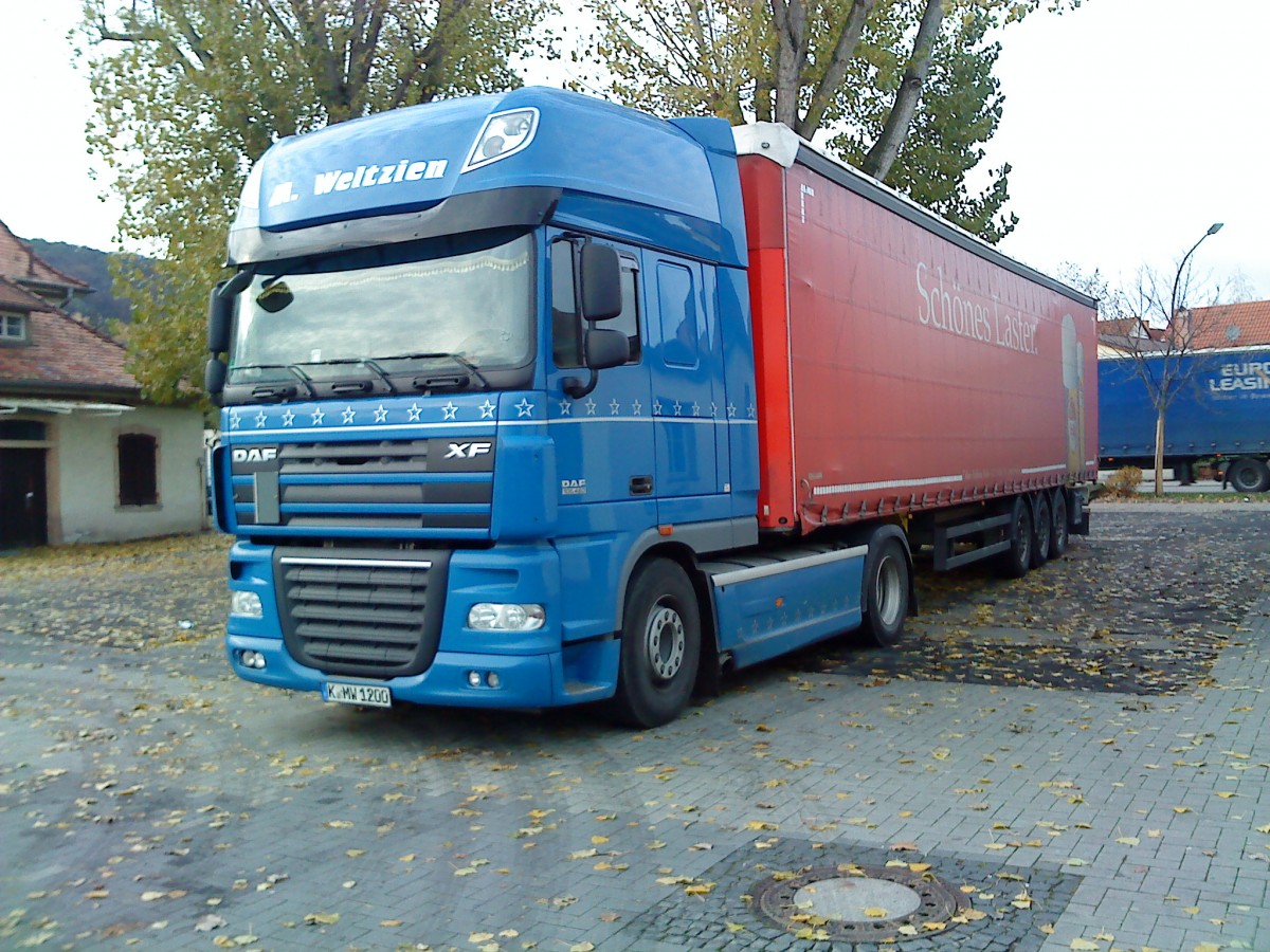 SZM DAF XF mit Pritsche-Planen-Auflieger der Spedition M. Weltzin auf dem Wurstmarktgelnde in Bad Drkheim am 21.11.2013