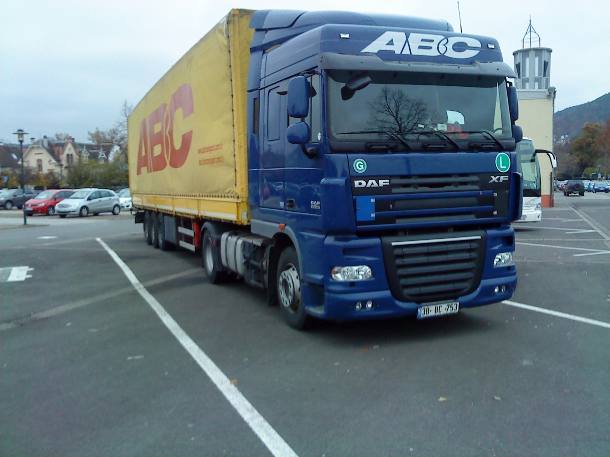 SZM DAF XF mit Pritsche-Planen-Auflieger der Spedition ABC aus der Trkei bei der Rast auf dem Wurstmarktgelnde in Bad Drkheim am 25.11.2013