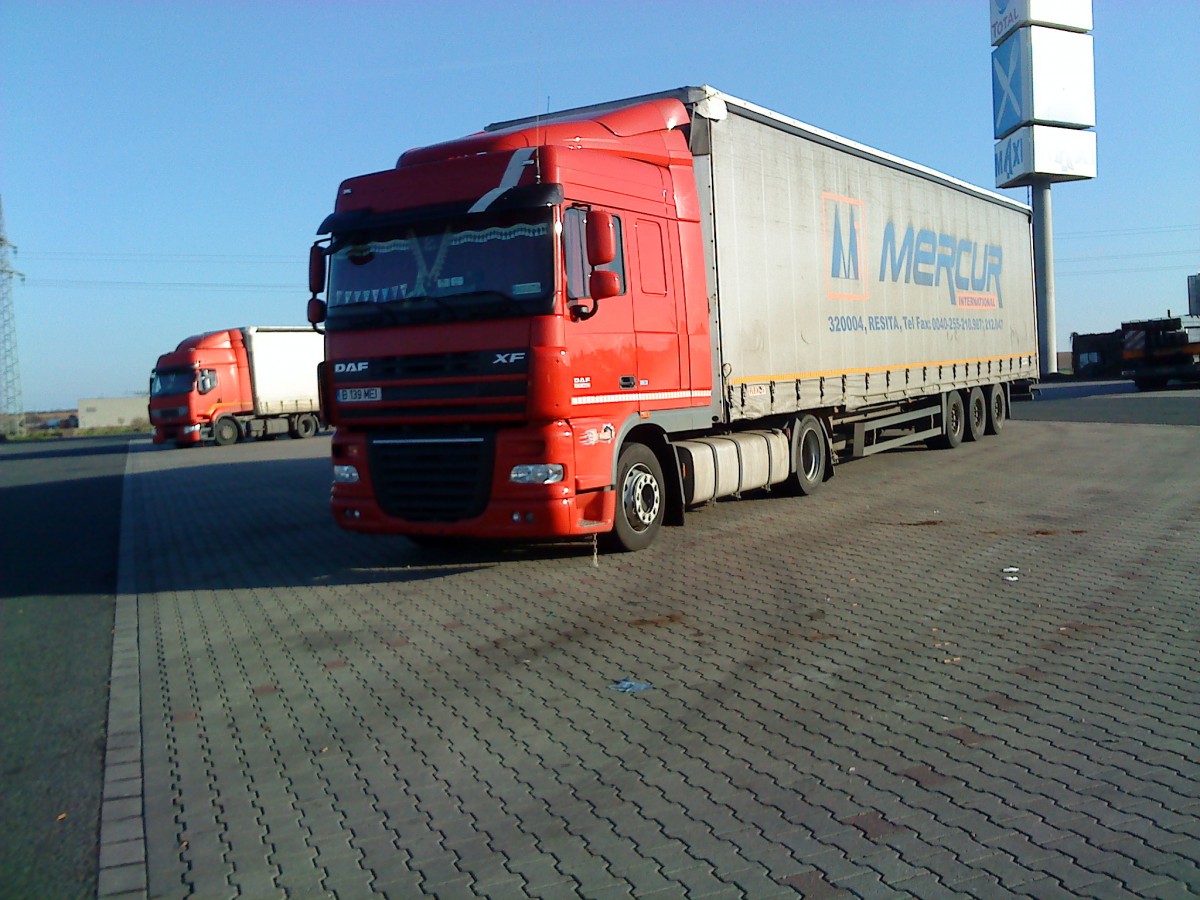 SZM DAF XF mit Pritsche-Planen-Auflieger der Spedition Mercur International auf dem Autohof in Grnstadt am 02.12.2013