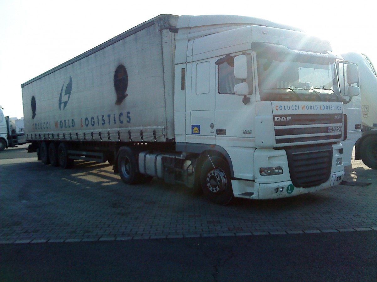 SZM DAF XF mit Pritsche-Planen-Auflieger der Spedition Colucci World Logistics auf dem Autohof in Grnstadt am 03.12.2013