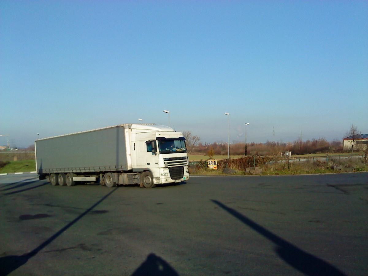 SZM DAF XF mit Pritsche-Planen-Auflieger auf dem Weg zum Autohof in Grnstadt am 11.12.2013