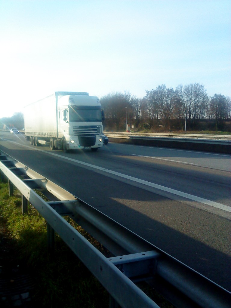 SZM DAF XF mit Pritsche-Planen-Auflieger gesehen auf der A 61, Hhe Raststtte Dannstadt, am 15.01.2014