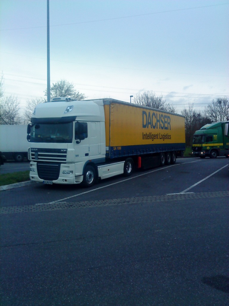 SZM DAF XF mit Pritsche-Planen-Auflieger der Spedition Dachser gesehen auf dem Parkplatz der Raststtte Dannstadt an der A 61 am 15.01.2014