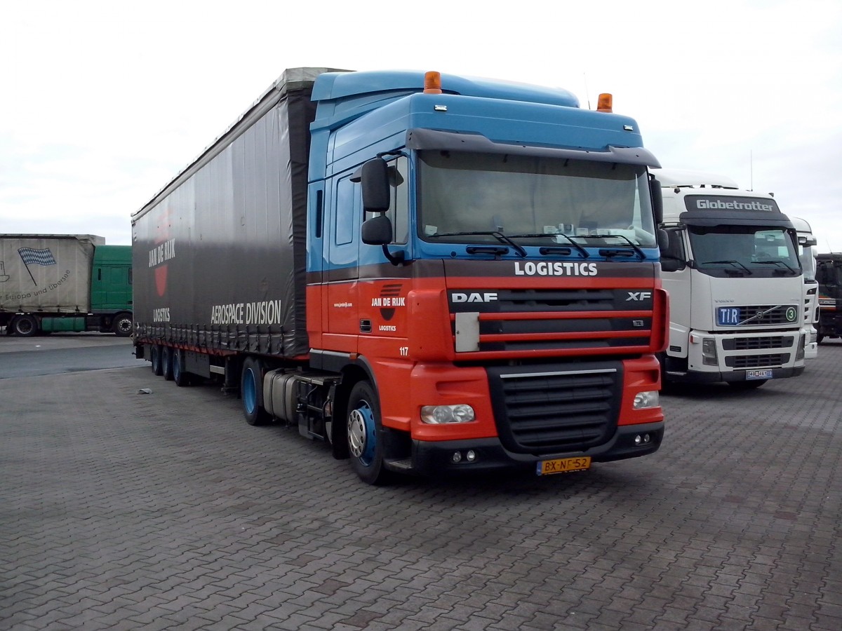 SZM DAF XF mit Pritsche-Planen-Auflieger der Spedition Jan de Ruik aus Holland gesehen auf dem Autohof in Grnstadt am 11.02.2014