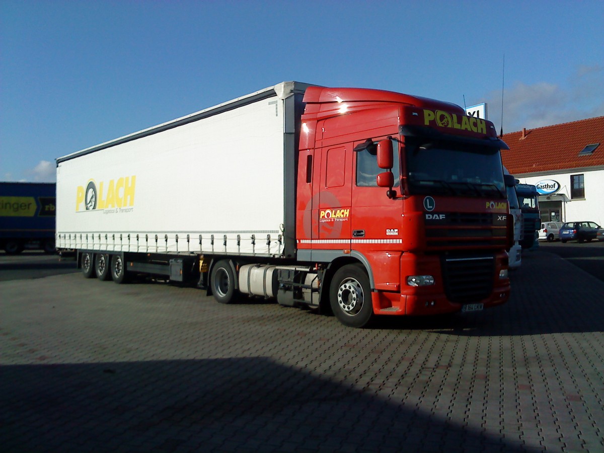 SZM DAF XF mit Pritsche-Planen-Auflieger der Spedition Polach gesehen auf dem Autohof in Grnstadt am 26.02.2014 