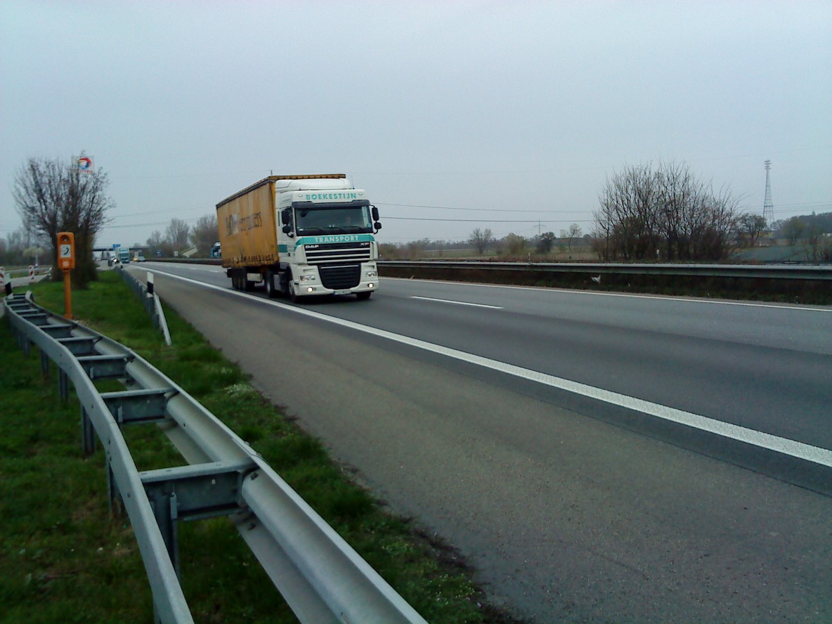 SZM DAF XF mit Pritsche-Planen-Auflieger der Spedition Boekestijn gesehen auf der A 61 Hhe Rasthof Dannstadt am 18.03.2014
