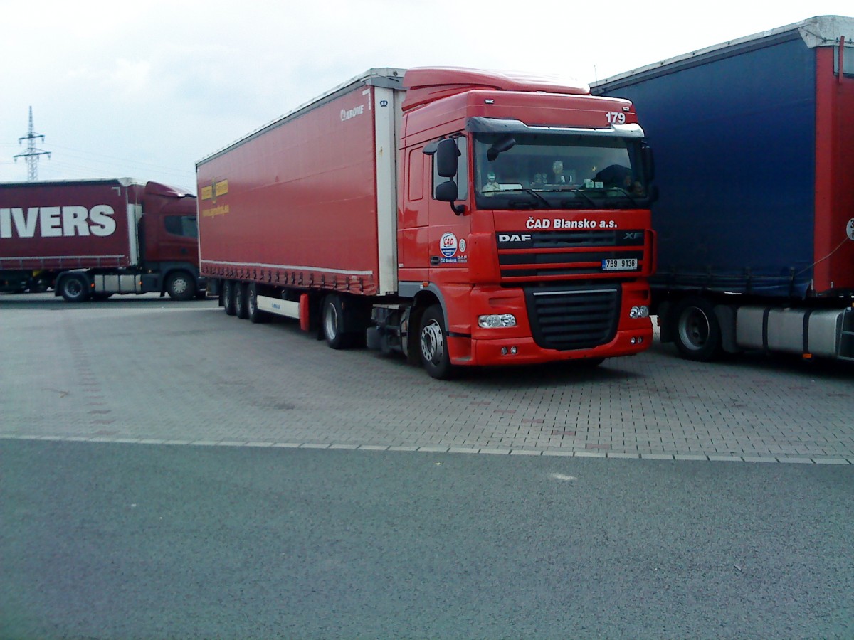 SZM DAF XF mit Pritsche-Planen-Auflieger  der Spedition CAD Blansco gesehen auf dem Autohof in Grnstadt am 14.04.2014