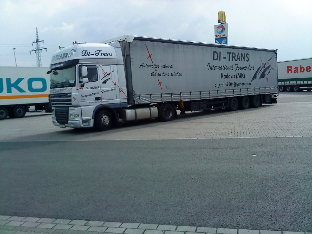 SZM DAF XF mit Pritsche-Planen-Auflieger der Spedition DI-Trans gesehen auf dem Autohof in Grnstadt am 14.04.2014