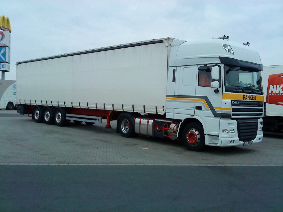 SZM DAF XF mit Pritsche-Planen-Auflieger der Spedition Ranker auf dem Autohof in Grnstadt am 16.06.2014