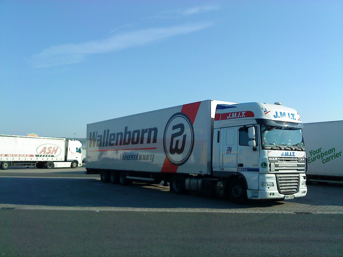 SZM DAF XF mit Pritsche-Planen-Auflieger der Spedition Wallenborn aus Luxemburg gesehen auf dem Autohof in Grnstadt am 14.07.2014