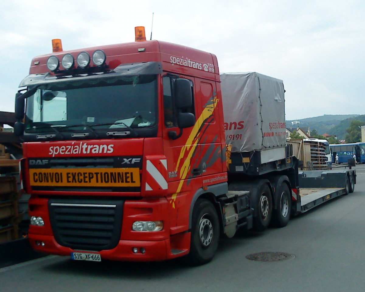 SZM DAF XF mit Tieflader der Firma Spezialtrans auf dem Wurstmarktgelnde in Bad Drkheim am 02.09.2013