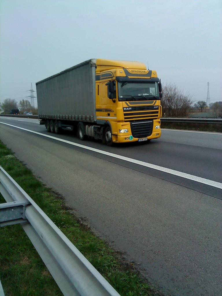 SZM DAF XF Spacecab mit Pritsche-Planen-Auflieger gesehen auf der A 61 Hhe Rasthof Dannstadt am 18.03.2014
