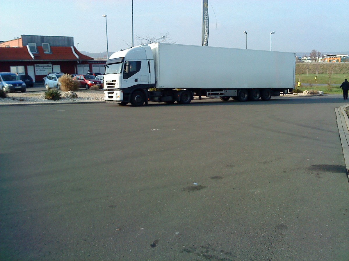 SZM IVECO Stralis mit Kofferauflieger auf dem Autohof in Grnstadt am 03.12.2013