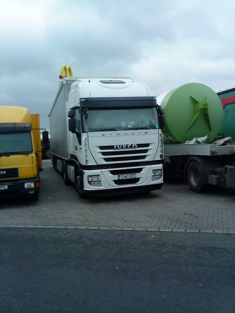 SZM IVECO Stralis mit Kofferauflieger auf dem Autohof in Grnstadt am 05.12.2013