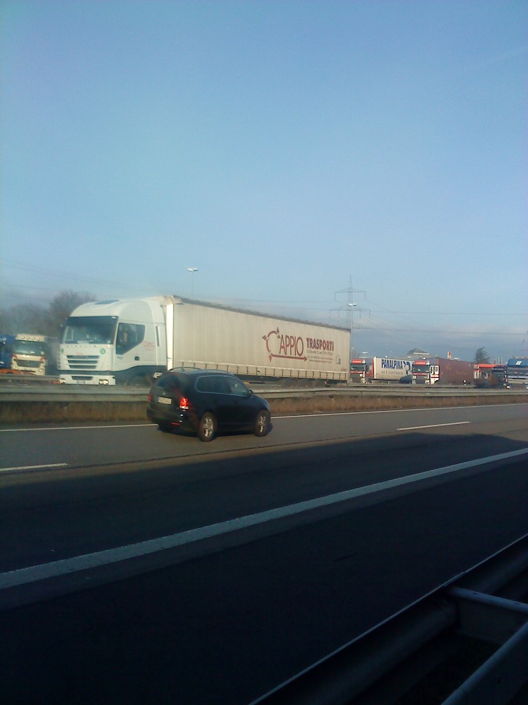 SZM IVECO Stralis mit Pritsche-Planen-Auflieger der Spedition Cappio Transporti gesehen auf der A61 Hhe Raststtte Dannstadt am 15.01.2014