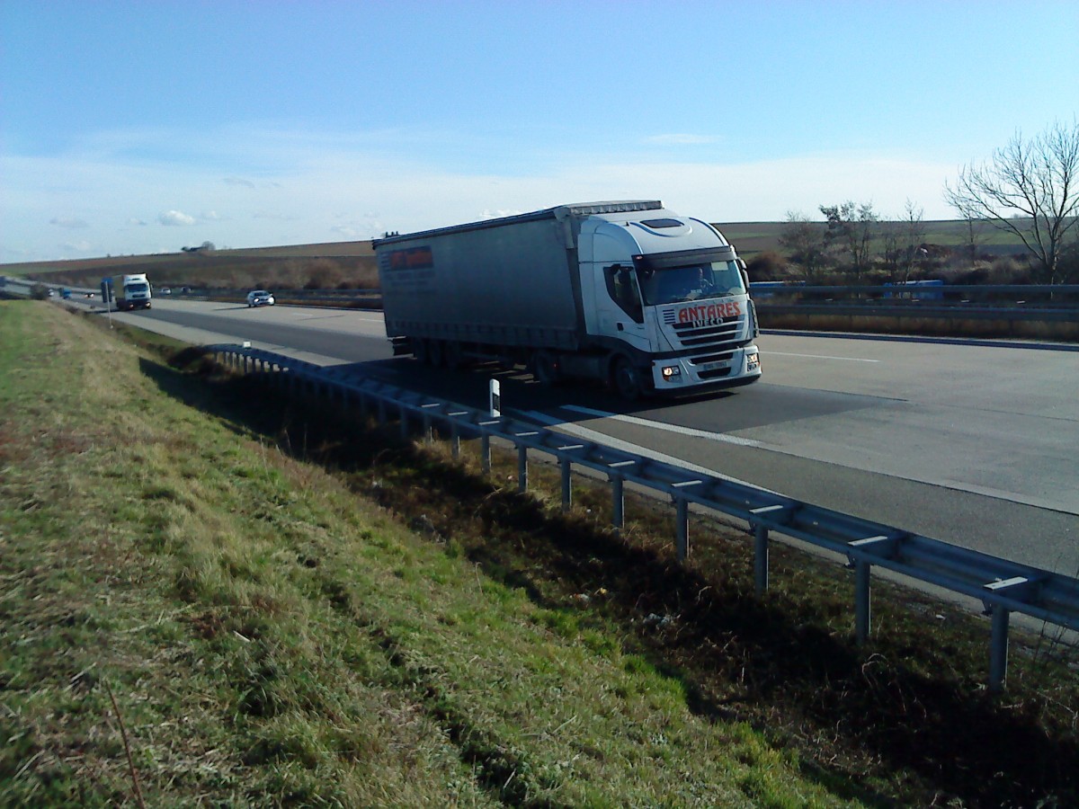 SZM IVECO Stralis mit Pritsche-Planen-Auflieger der Spedition ANTARES gesehen auf der A 6 - Hhe Autohof Grnstadt - am 28.01.2014