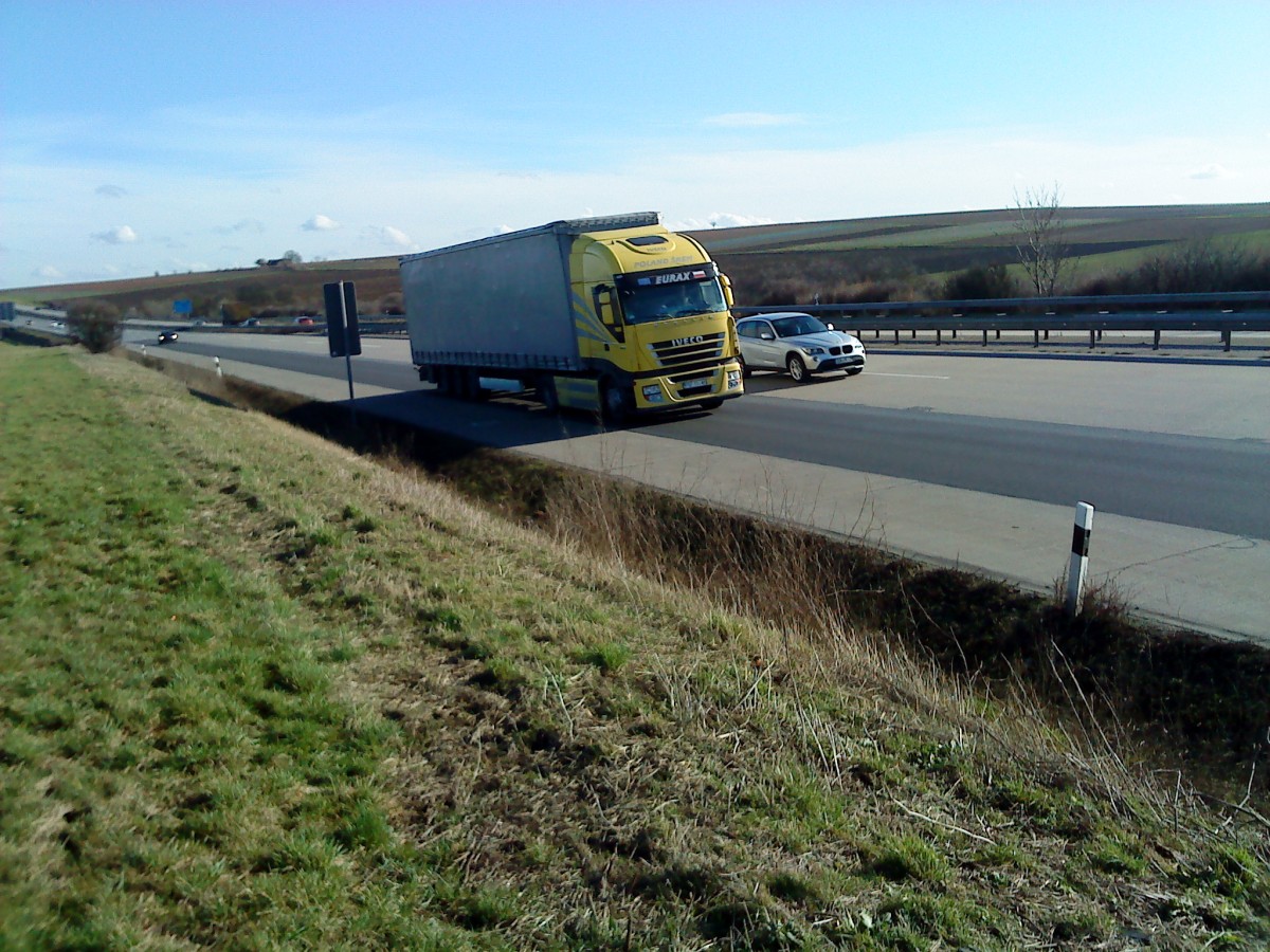 SZM IVECO Stralis mit Pritsche-Planen-Auflieger der Spedition eurax aus Polen gesehen auf der A 6 Hhe Grnstadt am 28.01.2014