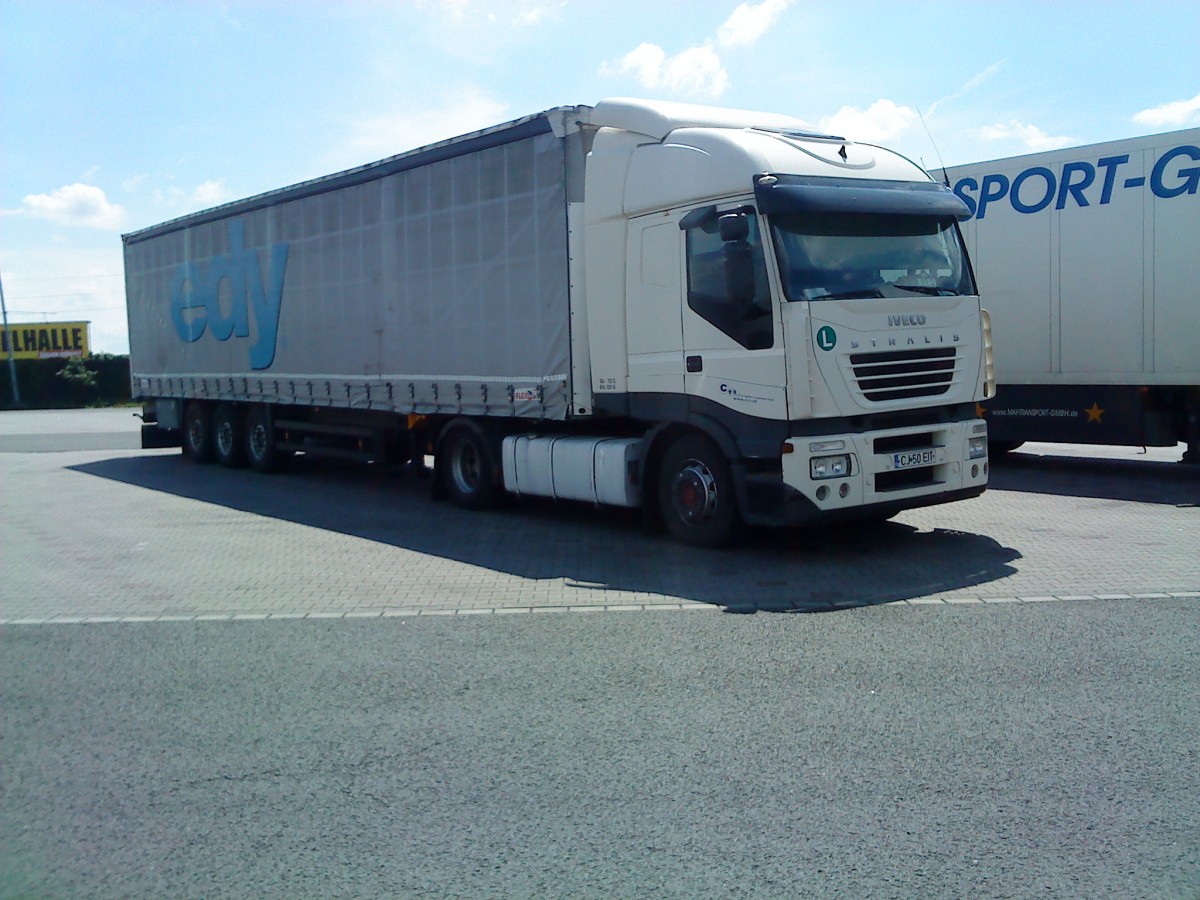 SZM IVECO Stralis mit Pritsche-Planen-Auflieger der Spedition Edy gesehen auf dem Autohof in Grnstadt am 16.05.2014