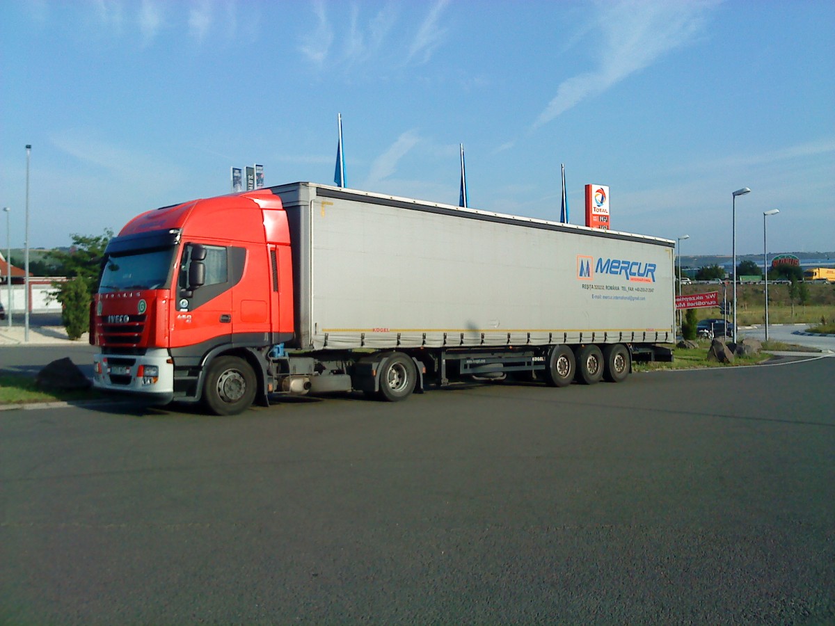 SZM IVECO Stralis mit Pritsche-Planen-Auflieger der Spedition MERCUR gesehen auf dem Autohof in Grnstadt am 16.06.2014