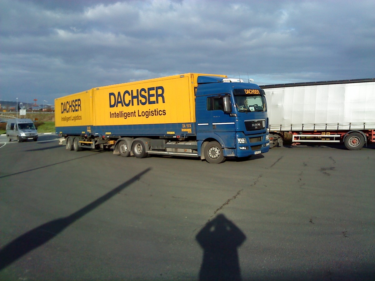 SZM MAN TGA Hngerzug mit Kofferaufbau der Spedition Dachser GmbH & Co. KG, Kempten auf dem Weg zum Autohof in Grnstadt am 06.12.2013