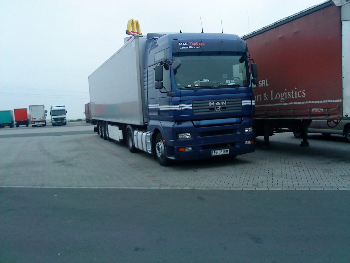 SZM MAN TGA mit Kofferauflieger auf dem Autohof in Grnstadt am 19.11.2013