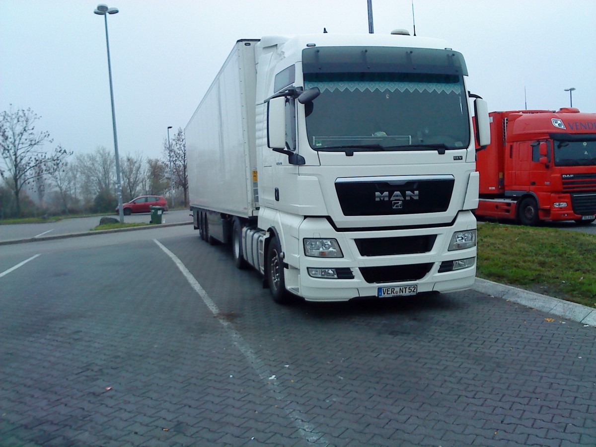 SZM MAN TGA mit Khlkofferauflieger auf der Raststtte Dannstadt an der A 61 am 19.11.2013