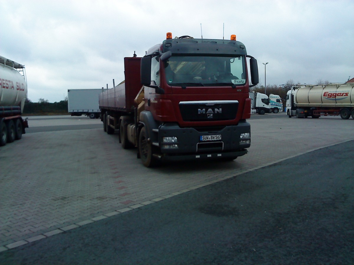 SZM MAN TGA mit Pritschenauflieger auf dem Autohof in Grnstadt am 05.12.2013