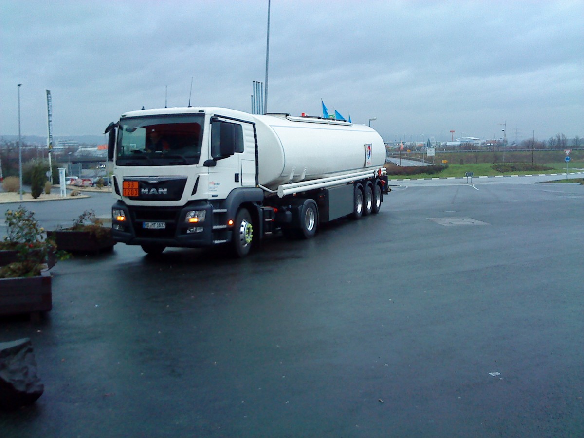 SZM MAN TGA mit Tankauflieger auf dem Weg zur Tankstelle auf dem Autohof in Grnstadt am 19.12.2013