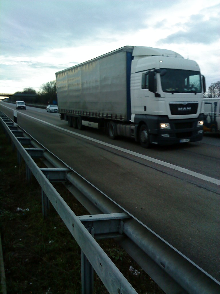 SZM MAN TGX 18.440 mit Pritsche-Planen-Auflieger gesehen auf der A 61 bei der Raststtte Schifferstadt am 06.01.2014