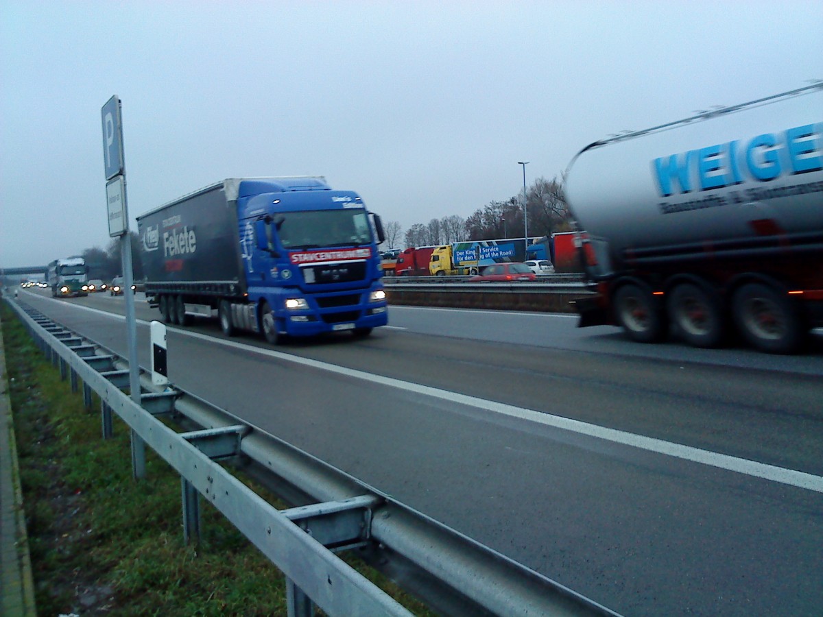 SZM MAN TGX 18.440 mit Pritsche-Planen-Auflieger gesehen auf der A 61 bei der Raststtte Dannstadt am 14.01.2014