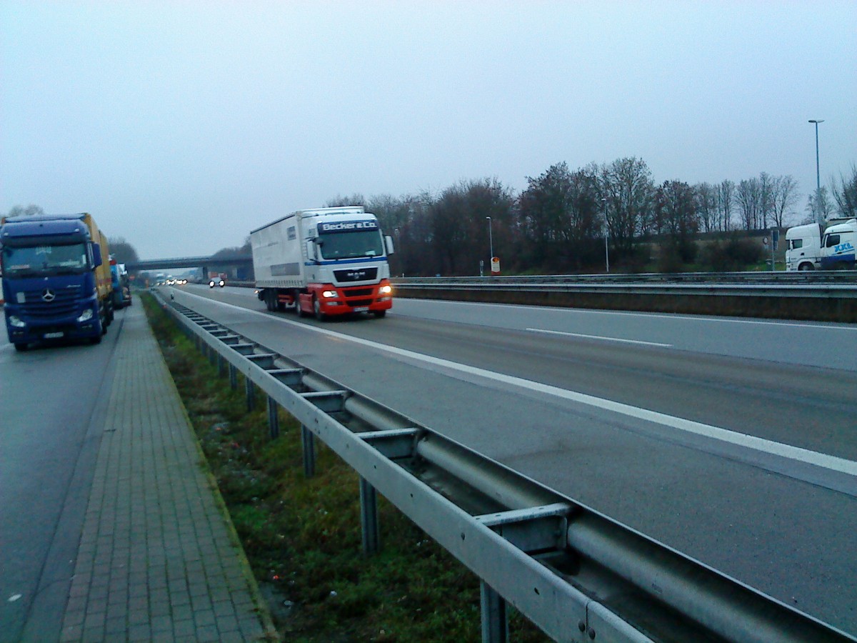 SZM MAN TGX 18.440 mit Pritsche-Planen-Auflieger der Spedition Becker & Co. gesehen auf der A 61 Hhe der Raststtte Dannstadt am 14.01.2014