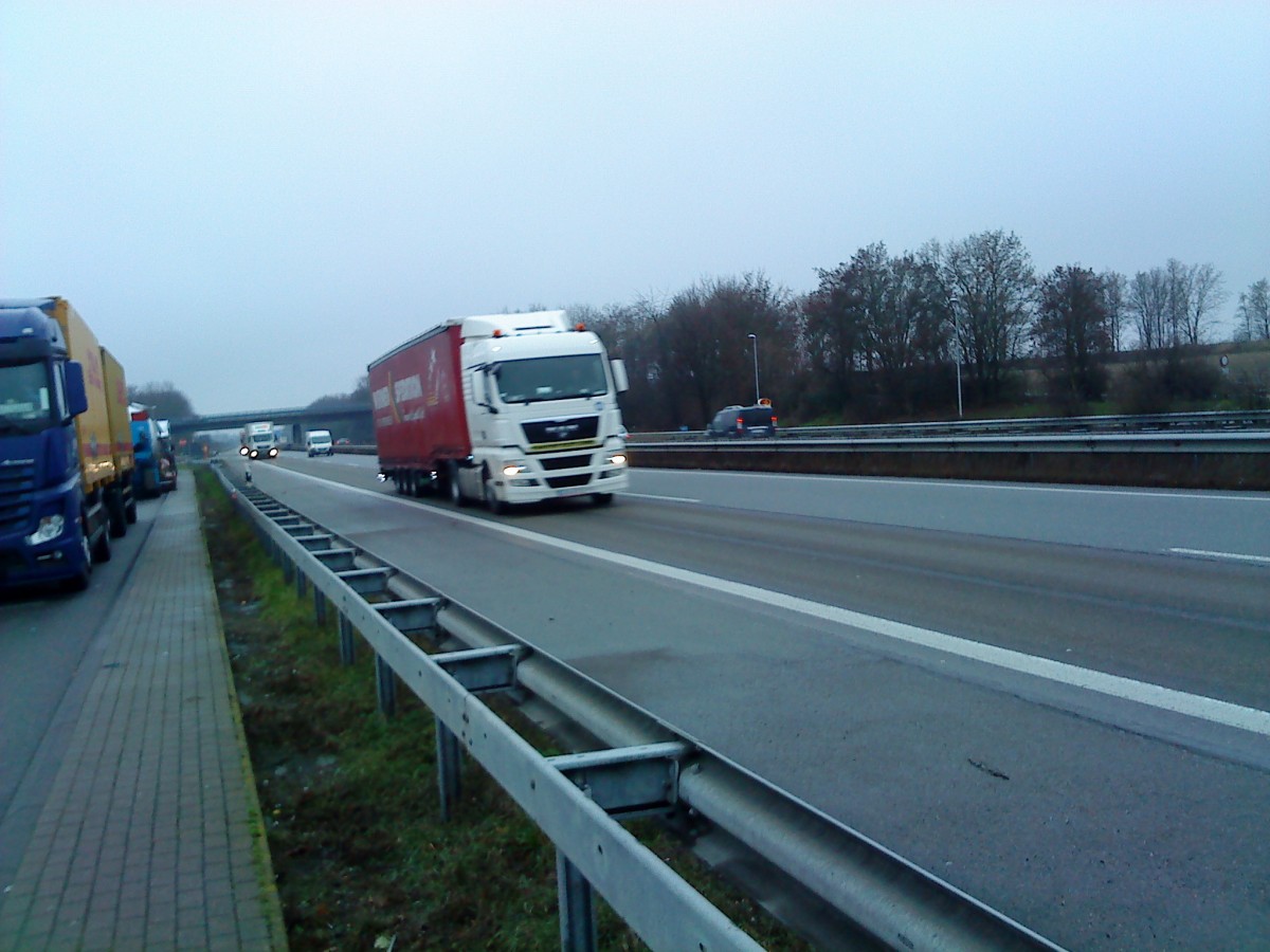 SZM MAN TGX 18.440 mit Jumbo-Pritsche-Planen-Auflieger gesehen auf der A 61 Hhe Raststtte Dannstadt am 14.01.2014