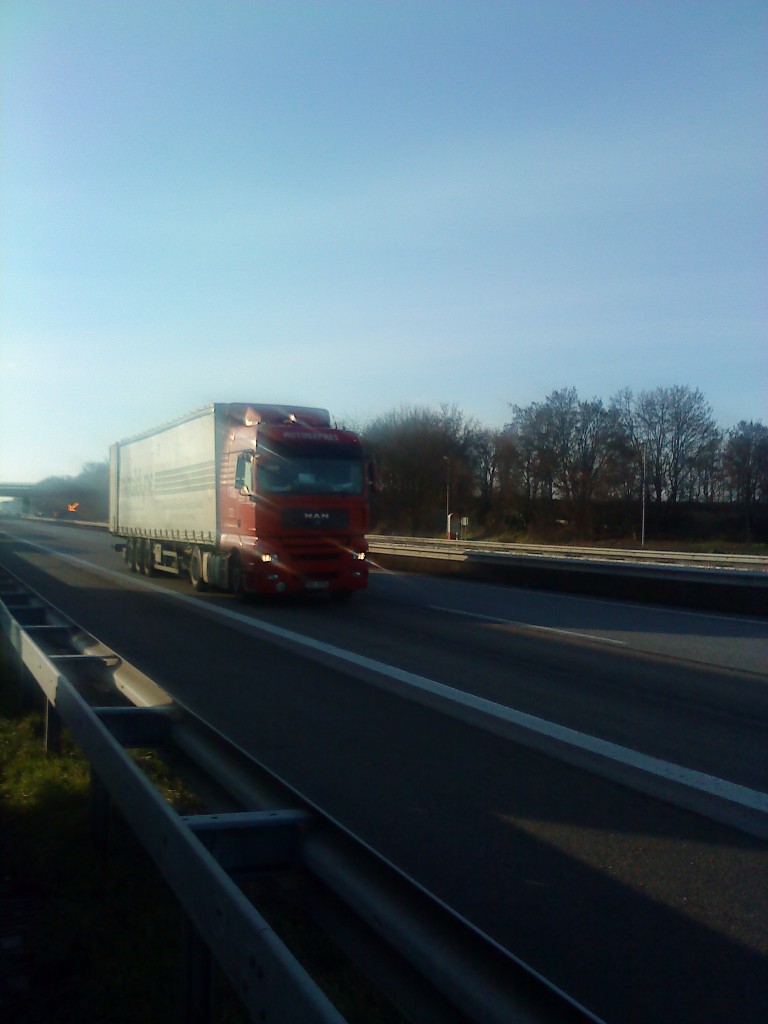 SZM MAN TGX 18.440 mit Pritsche-Planen-Auflieger gesehen auf der A 61, Hhe Raststtte Dannstadt am 15.01.2014