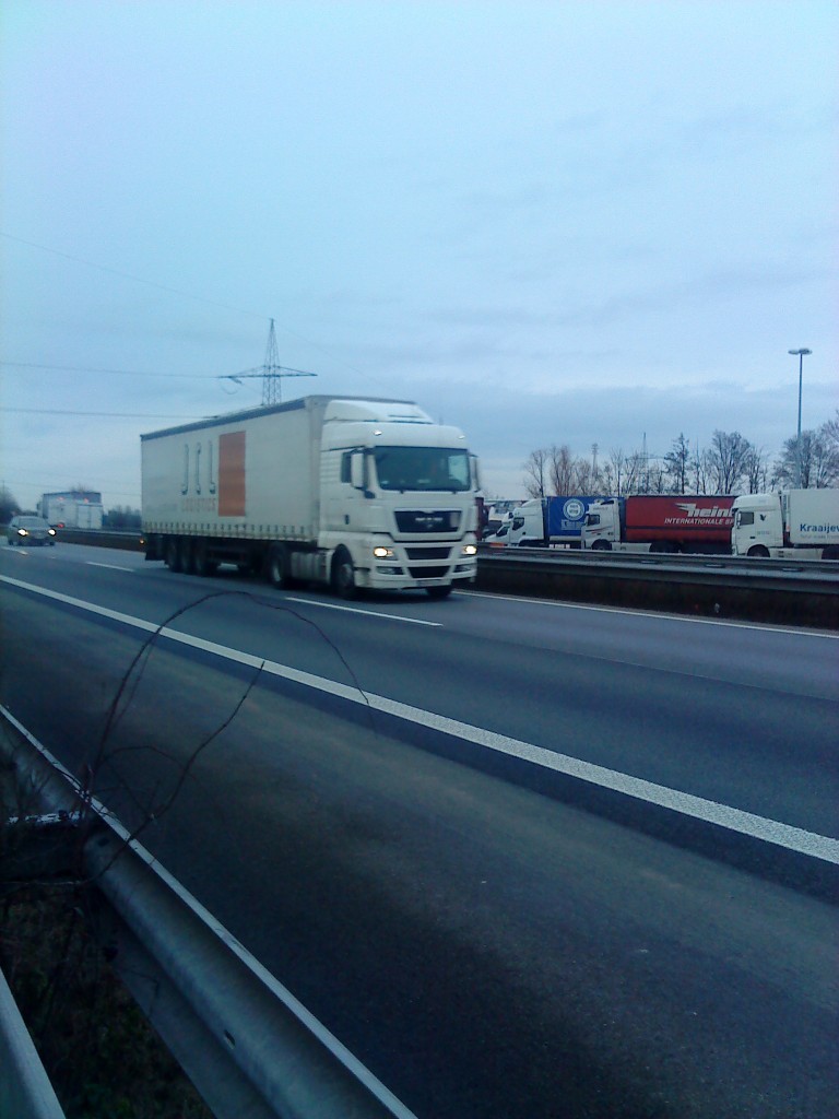 SZM MAN TGX 18.440 mit Pritsche-Planen-Auflieger gesehen auf der A 61, Hhe Raststtte Dannstadt, am 15.01.2014